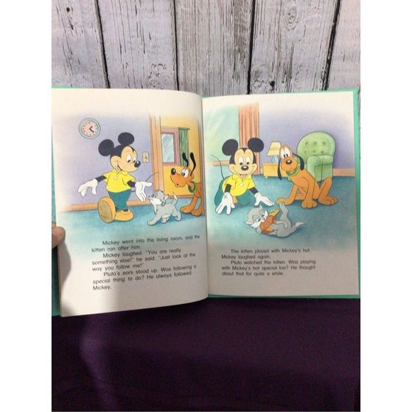 1986 Hardback Children’s Book “ Mickey Finds A Kitten “ Walt Disney Beginning Re - Picture 4 of 11